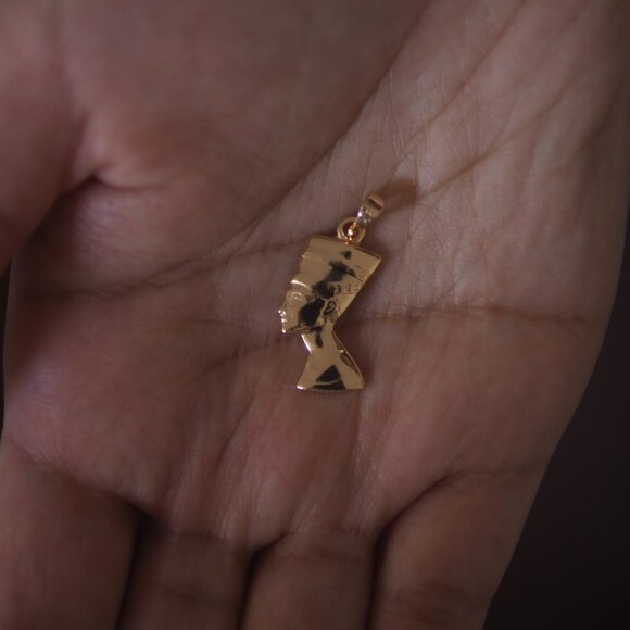 Gold Nefertiti pendant - Picture 2 of 2